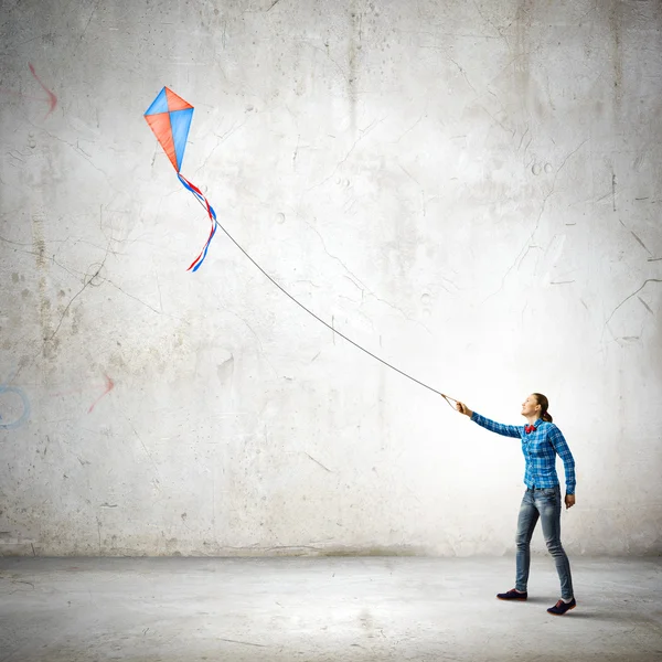 Vrouw met kite — Stockfoto