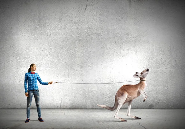 Mädchen mit Känguru — Stockfoto