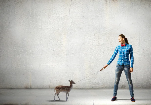 Ragazza con cervo — Foto Stock