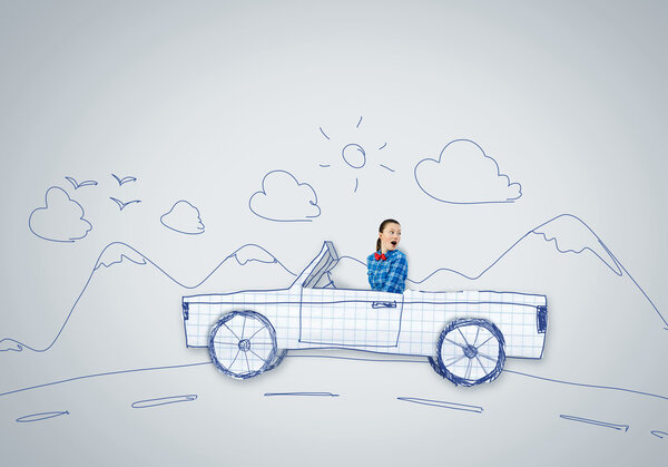 молодая женщина за рулем автомобиля