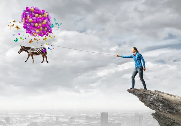 Frau mit Luftballons — Stockfoto