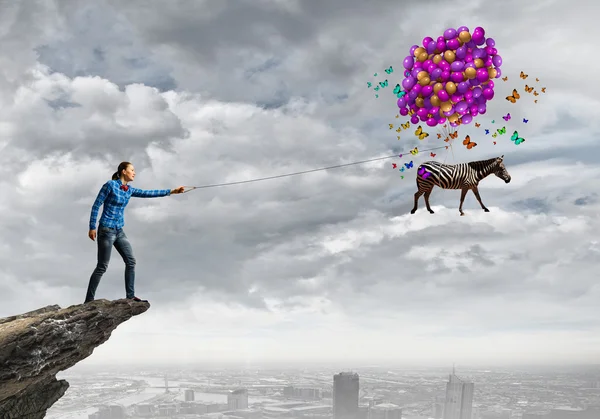 Frau mit Luftballons — Stockfoto