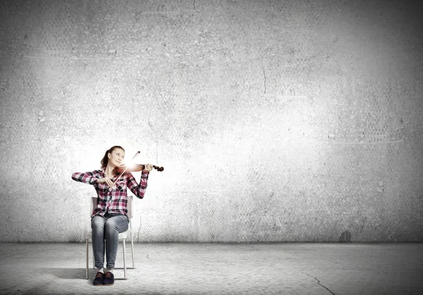 Fille avec violon — Photo