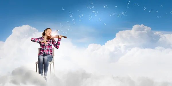 Menina com violino — Fotografia de Stock