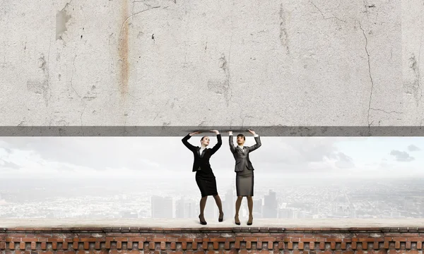 Vrouwen opheffing muur — Stockfoto