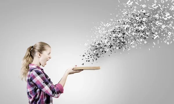 Ragazza con libro — Foto Stock