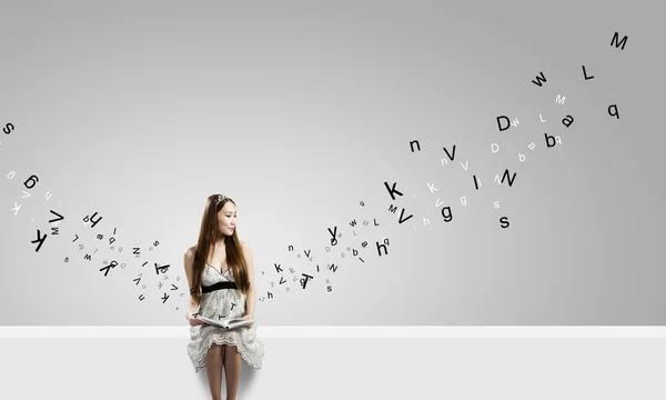 Ragazza con libro — Foto Stock