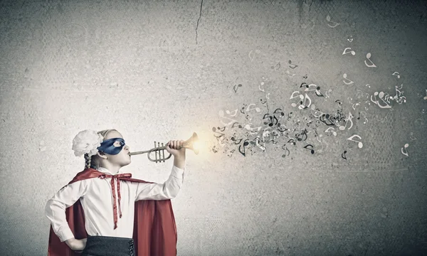 Superkid med trumpet — Stockfoto