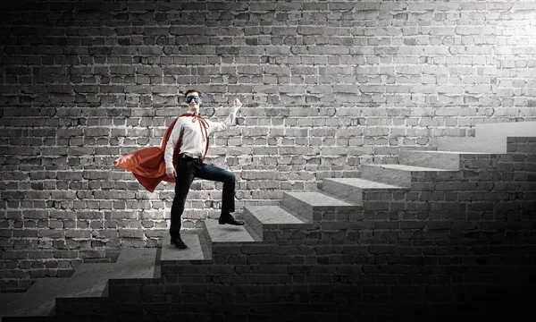 Merdiven üzerinde Süpermen — Stok fotoğraf