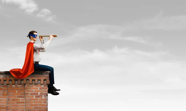 Superman guardando in cannocchiale — Foto Stock