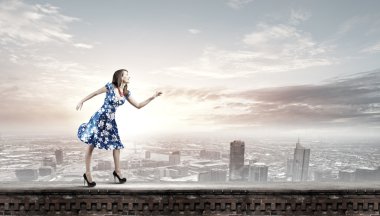 Mavi elbiseli kadın.