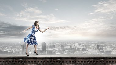 Mavi elbiseli kadın.