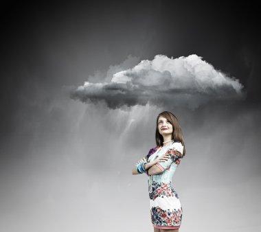 kadın yağmur altında