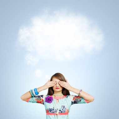 Kapalı gözlü kadın.