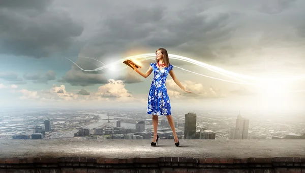 Mujer con libro — Foto de Stock