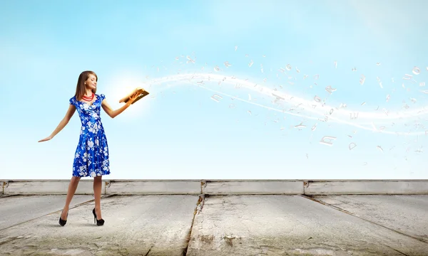 Mulher com livro — Fotografia de Stock