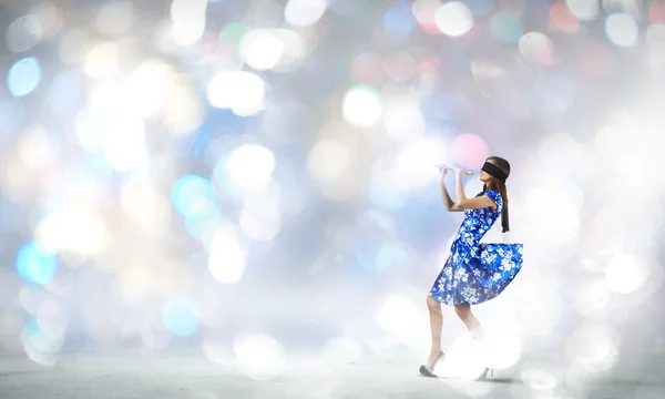 Mulher jogando fife — Fotografia de Stock