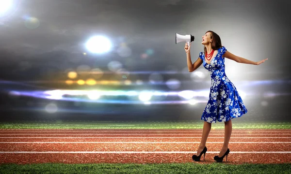 Femme avec mégaphone — Photo