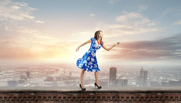 Frau im blauen Kleid — Stockfoto