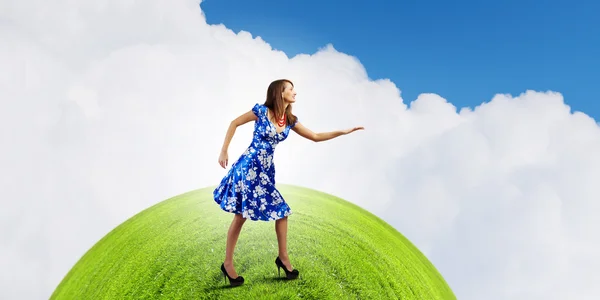 Frau im blauen Kleid — Stockfoto