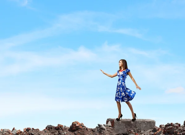 Vrouw in blauwe jurk — Stockfoto