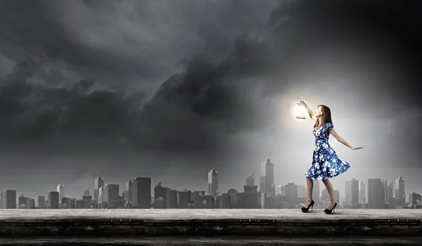 Mulher com lanterna — Fotografia de Stock
