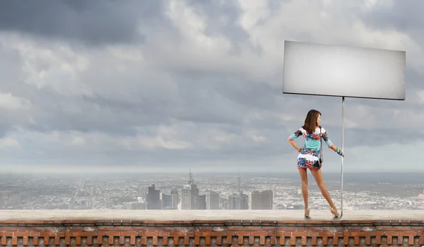 Vrouw met banner — Stockfoto