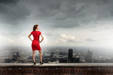 Kırmızılı kadın