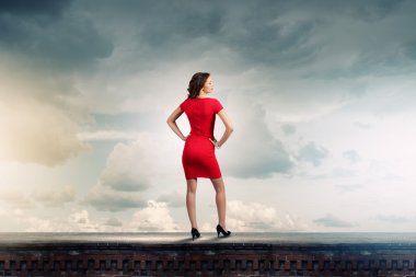 Kırmızılı kadın