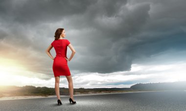 Kırmızılı kadın