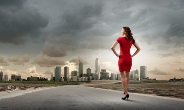 Kırmızılı kadın