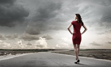 Kırmızılı kadın