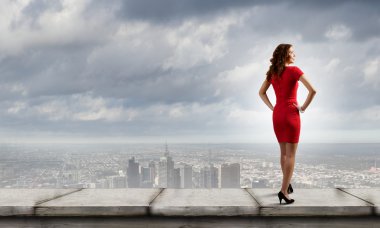 Kırmızılı kadın