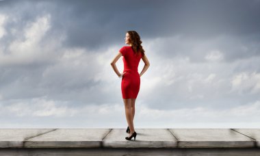 Kırmızılı kadın