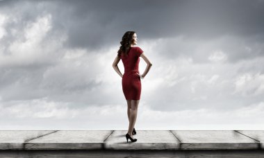 Kırmızılı kadın