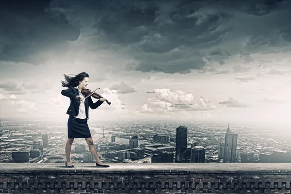 Zakenvrouw met viool — Stockfoto