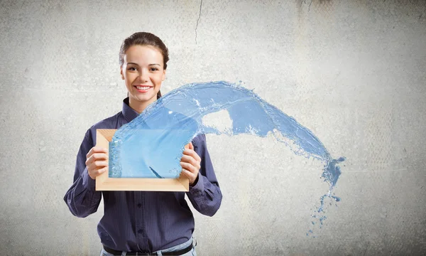 Vrouw met frame — Stockfoto