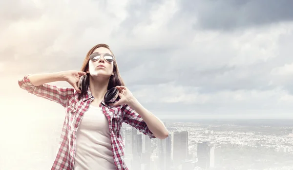 Menina com fones de ouvido — Fotografia de Stock