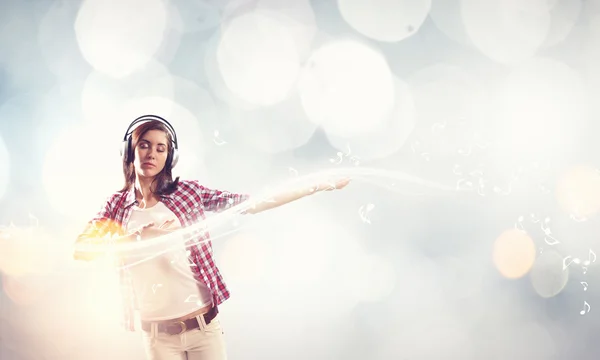 Menina com fones de ouvido — Fotografia de Stock