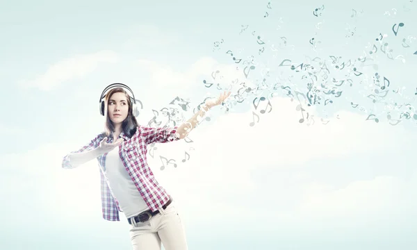 Menina com fones de ouvido — Fotografia de Stock