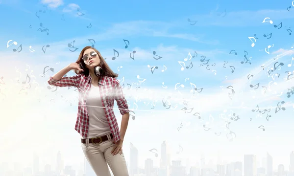 Menina com fones de ouvido — Fotografia de Stock