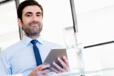 Kendinden emin ve kararlı