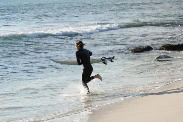 Surfer me fait me sentir en vie — Photo