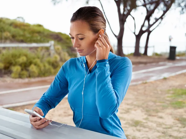 Looking for a music to get inspired for a run — Stock Photo, Image