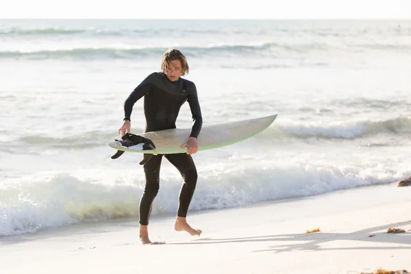 Surfing makes me feel alive — Stock Photo, Image