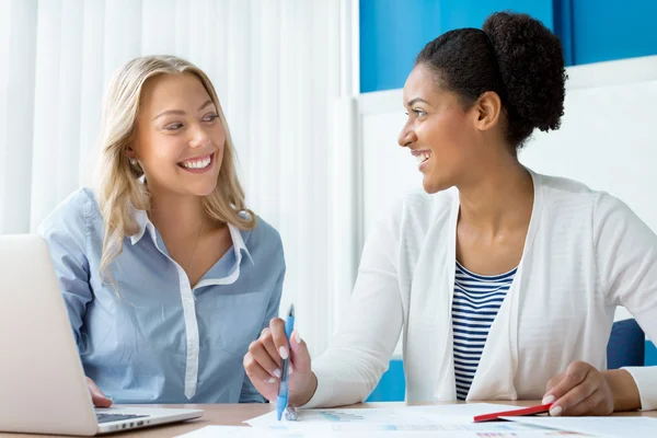 Schöne Köpfe arbeiten zusammen — Stockfoto