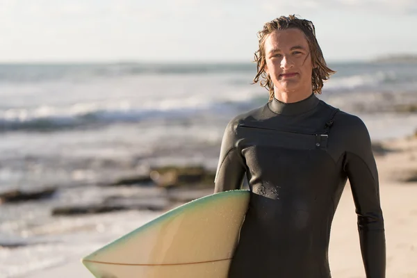 El surf me hace sentir vivo —  Fotos de Stock