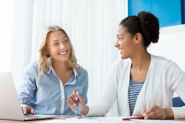 Beautiful minds work together — Stock Photo, Image