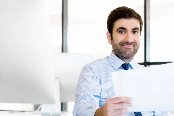 Yo me encargaré de estos papeles. —  Fotos de Stock