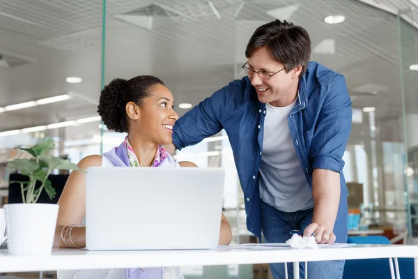 Deskundige is klaar om te helpen haar met haar werk — Stockfoto